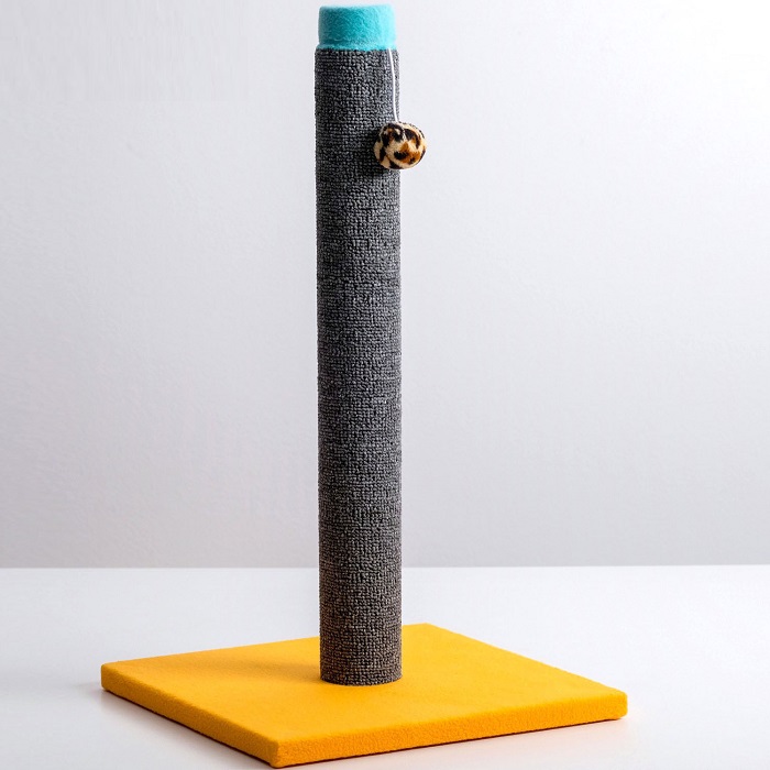 Когтеточка "Столбик" Lowcost ковролиновая,  54 х 31 см, микс цветов и игрушек