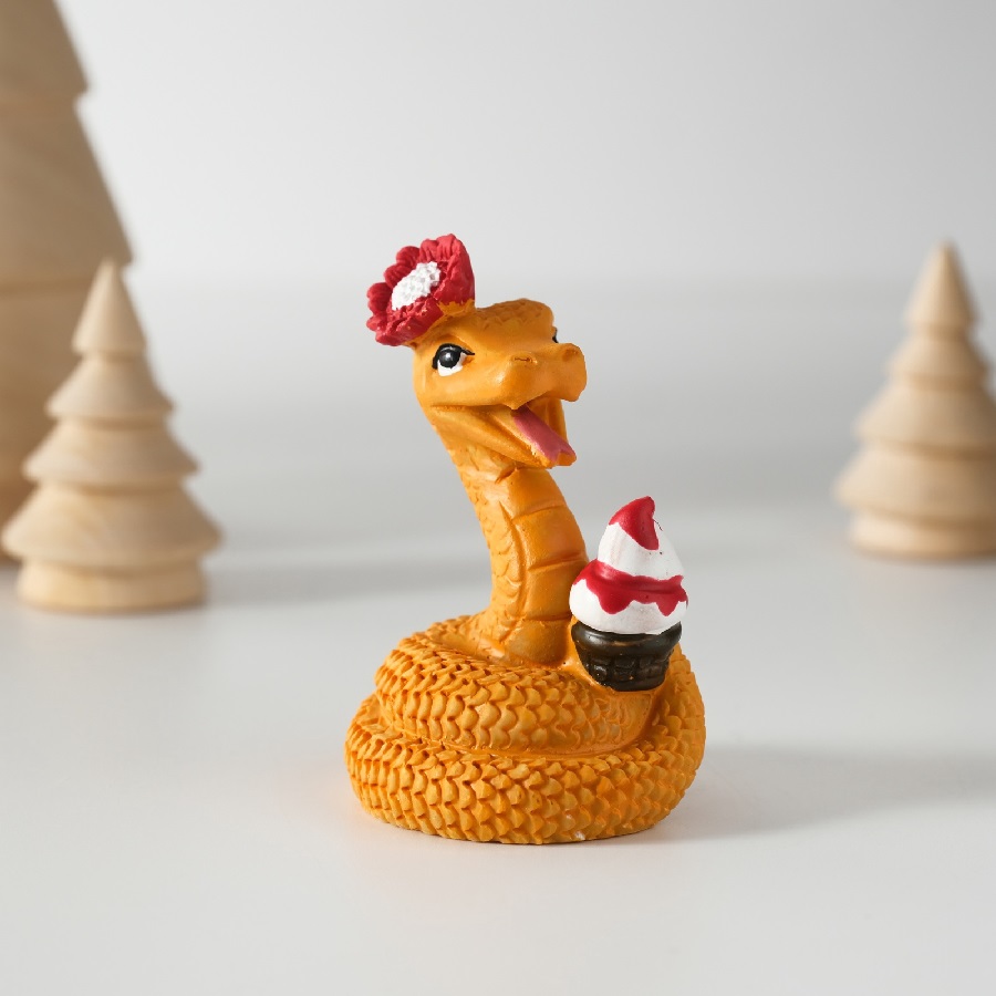 Сувенир полистоун "Змейка с рожком мороженого" 5х6 см   10327483