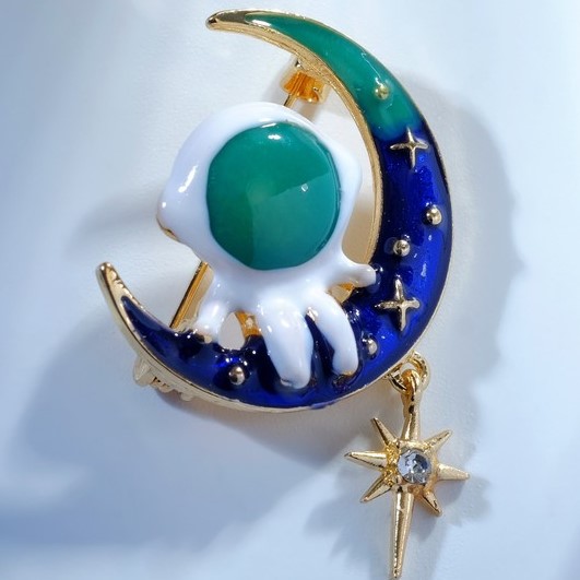 Брошь "Вселенная" космонавт, цветная в золоте