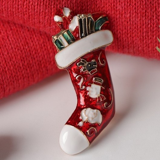 Брошь новогодняя "Носочек" с подарками, цветная в золоте