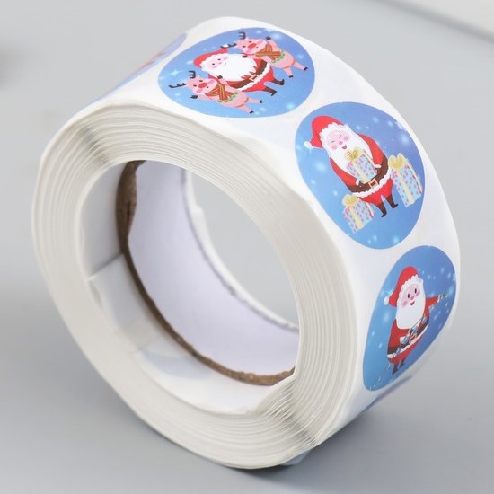 Наклейка бумага "Дед Мороз готовится к празднику" d=2,5 см 500 шт в рулоне 3х6,5х6,5 см   9683898