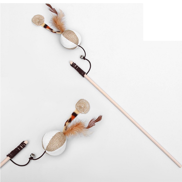 Дразнилка-удочка с мягким шариком и перьями на деревянной ручке, 40 см