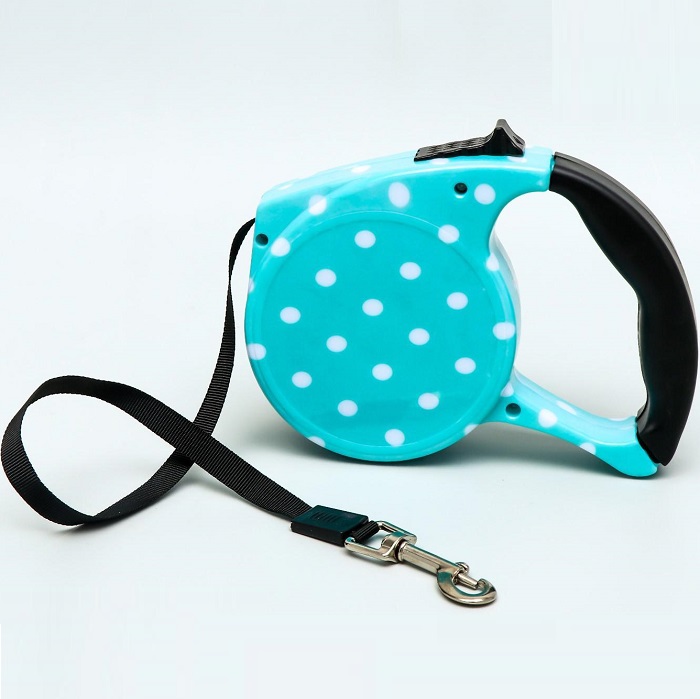 Рулетка с поводком-лентой, резиновая ручка, 5 м, вес животного до 15 кг, голубая в горошек