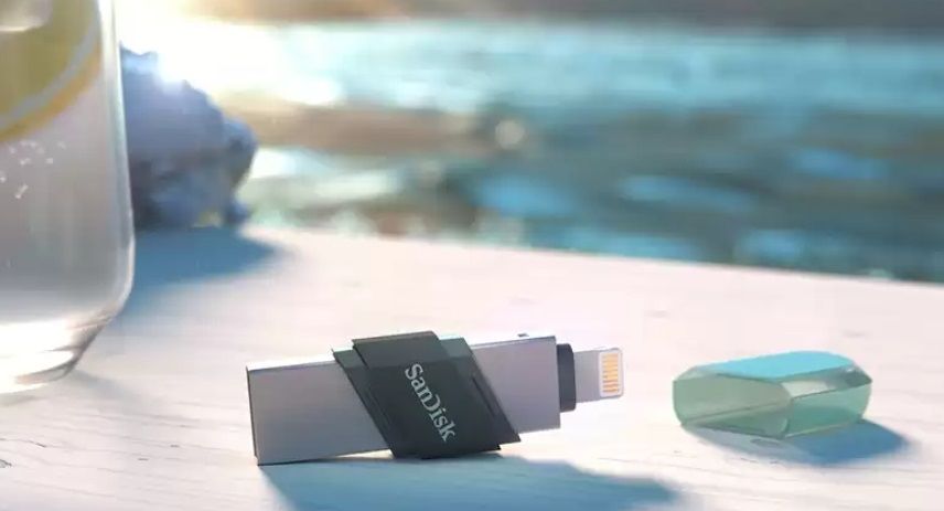 USB 128Gb SanDisk Flip iXpand for iPhone and iPad.jpg