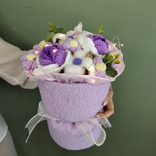 Букет плюшевый с цветами, фиолетовый ПАКЕТ+ГИРЛЯНДА 1м (Уп-35*25*15)