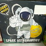 Игрушка Космонавт на луне