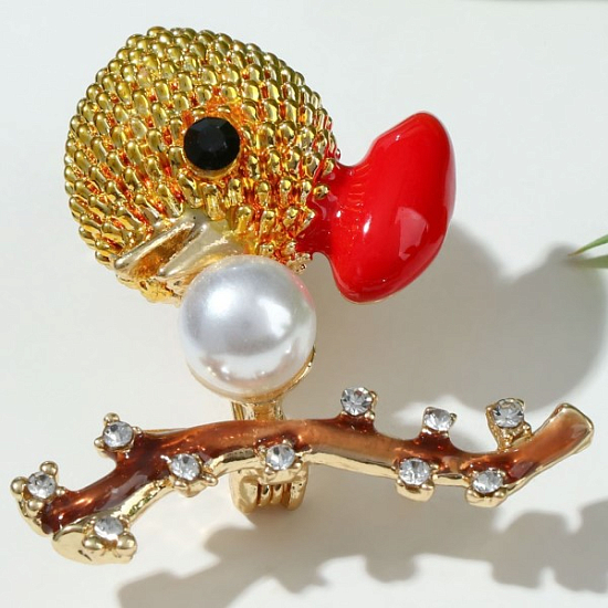 Брошь "Птенец" на ветке, цветная в золоте 7624572