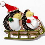 Брошь новогодняя "Ёжики" на санях, цветная в золоте 9618618