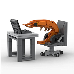 Фигурка-конструктор Креветка за компьютером