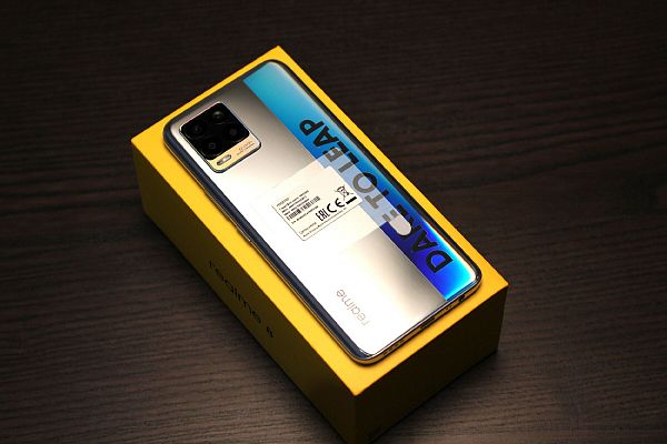 Realme 8: яркий смартфон за адекватные деньги