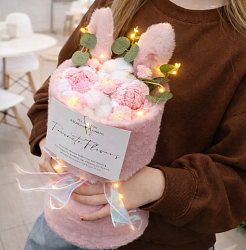 Букет плюшевый с цветами и ушками, розовый ПАКЕТ+ГИРЛЯНДА 1м (Уп-35*25*15)