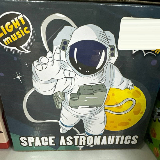 Игрушка Космонавт на луне